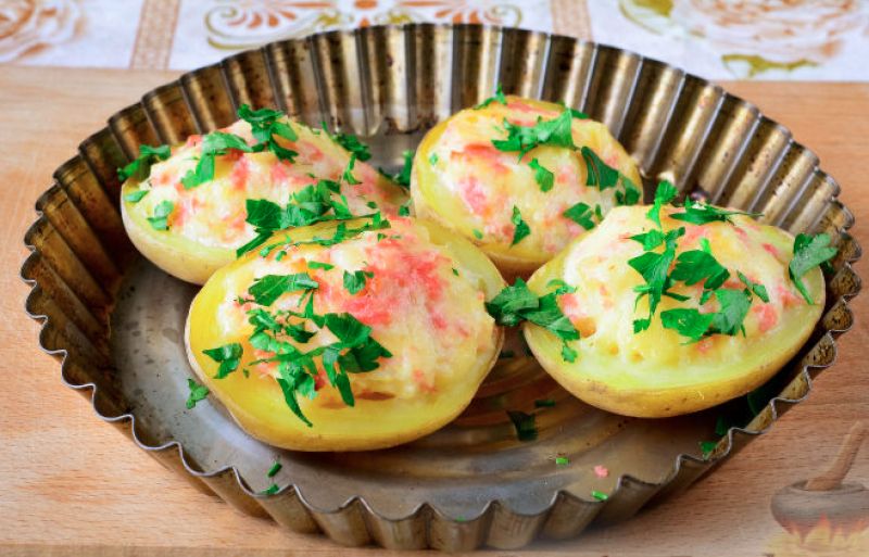 Картофель, фаршированный сыром и колбасой