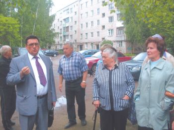 А. Абраменков обосновывает жителям дома их неправоту