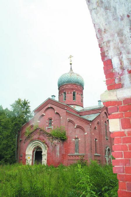 Брошенный храм в лесной глуши