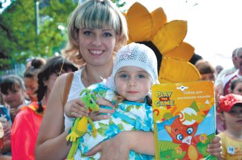 Победительница конкурса с мамой