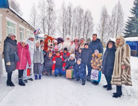 Новогодние подарки дарит детям Дед Мороз