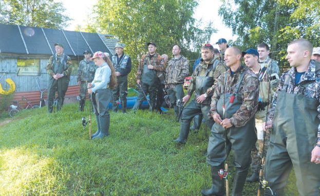 Рыбка плавает по дну&hellip;