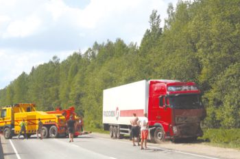 Авария на трассе — фуру только что подняли