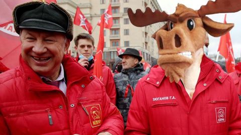 Кирпич просто так не упадет, но лучше держаться подальше