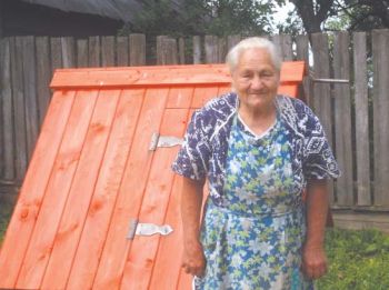 В. Шалагинова рядом с недавно оборудованным колодцем