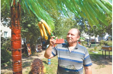 В. Клинов с одним из творений
