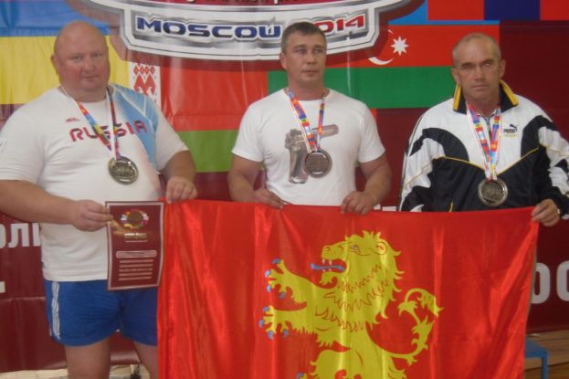Слева направо: С. Аладышев, А. Румянцев, С. Базанов с флагом Ржева