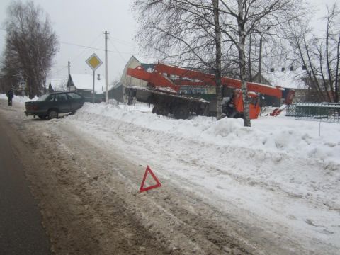 В Твери легковушка не пропустила "Камаз"