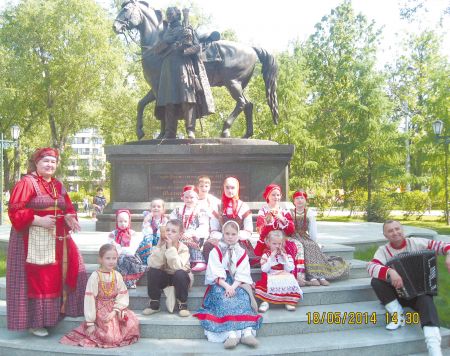 «На Шолоховской весне», справа — концертмейстер А. Соколов