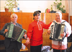 К. Кислов (в центре)