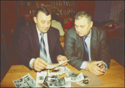 Выпускники рассматривают фотографии.