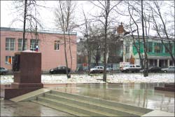 Деревья загораживают стелу