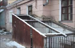 Во дворе дома